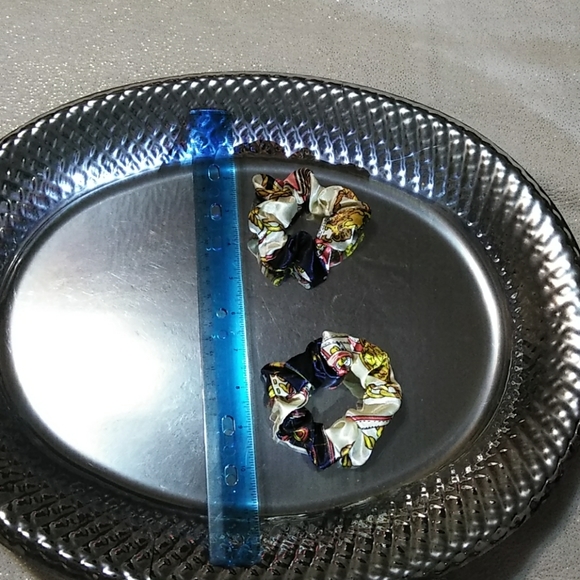 🦁NEW 2 DESIGNER INSPIRED PRINT HAIR SCRUNCHIES - Picture 4 of 4